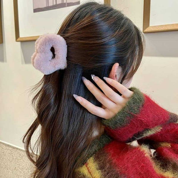 Furry heart-shaped acrylic hair clip suitable for girls